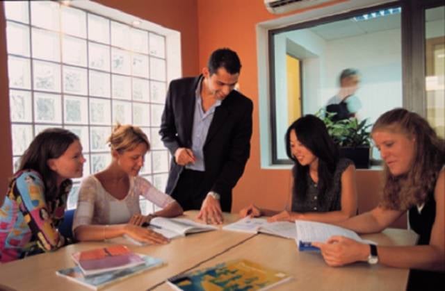 8. Haftalık ücretsiz ek dersler vermesi.