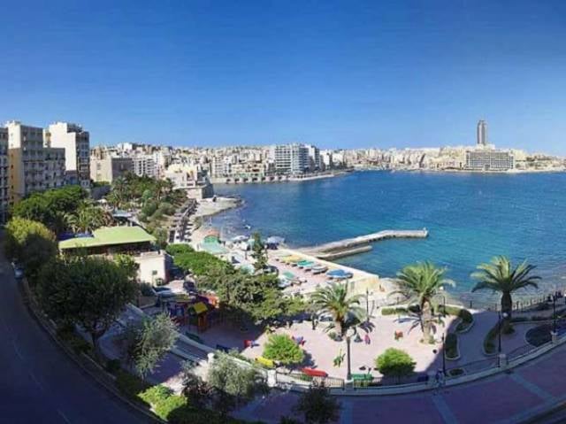 1. Okul deniz kenarında ve şehir merkezinde yer almaktadır.