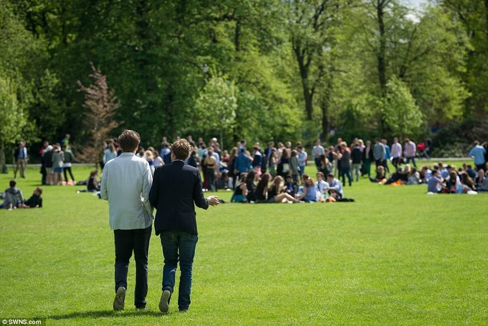 1. Eğitimin cennet bahçesinde, çimlerde keyif yapabilirsiniz.