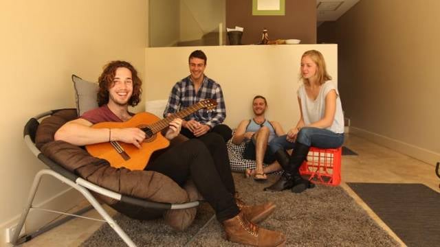 1. İstediğiniz arkadaşlarınızla beraber aynı odada kalabilirsiniz.