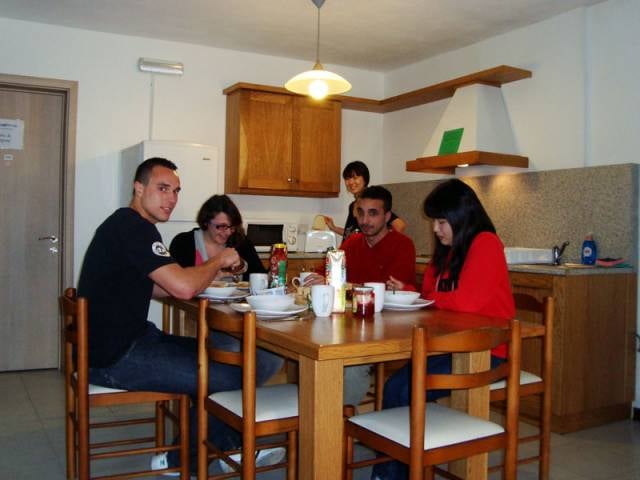 3. Konaklamalar okula yakındır.