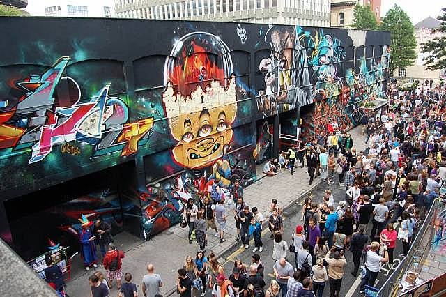 4. Daha çok İngiliz yerliler yaşar.