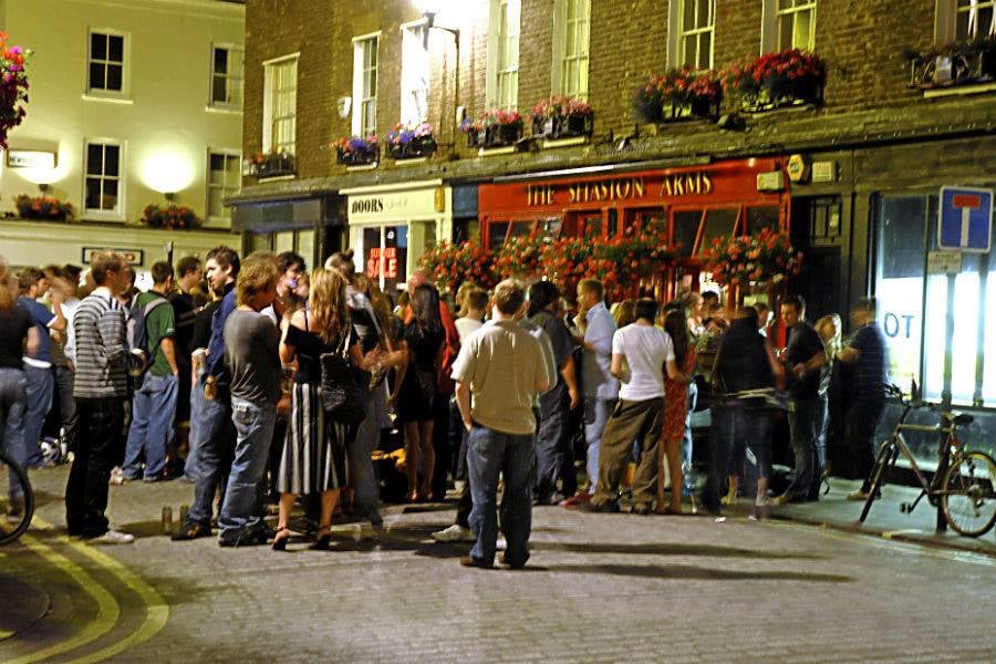 8. Geceye pahalı mekanlara girmeden önce başlayın.