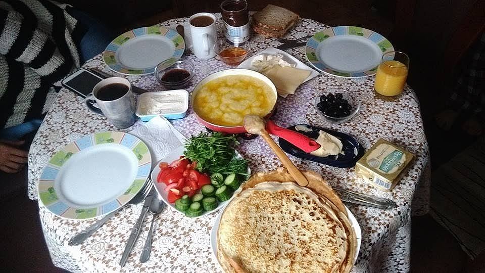 29. Helena'yı Türk yemekleriyle tanıştırıyorum.