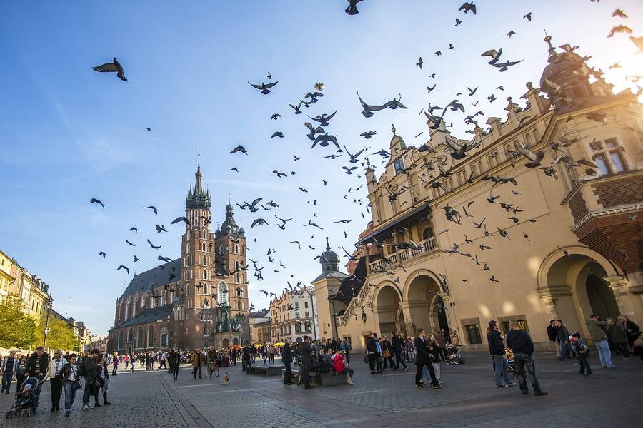 9. Avrupa'nın ortasında yer alır ve çok hoş şehirlere sahiptir.
