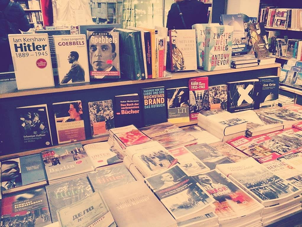 32. Almanya'da bir kitapçıda gezerken dikkatimi çeken bir kare.