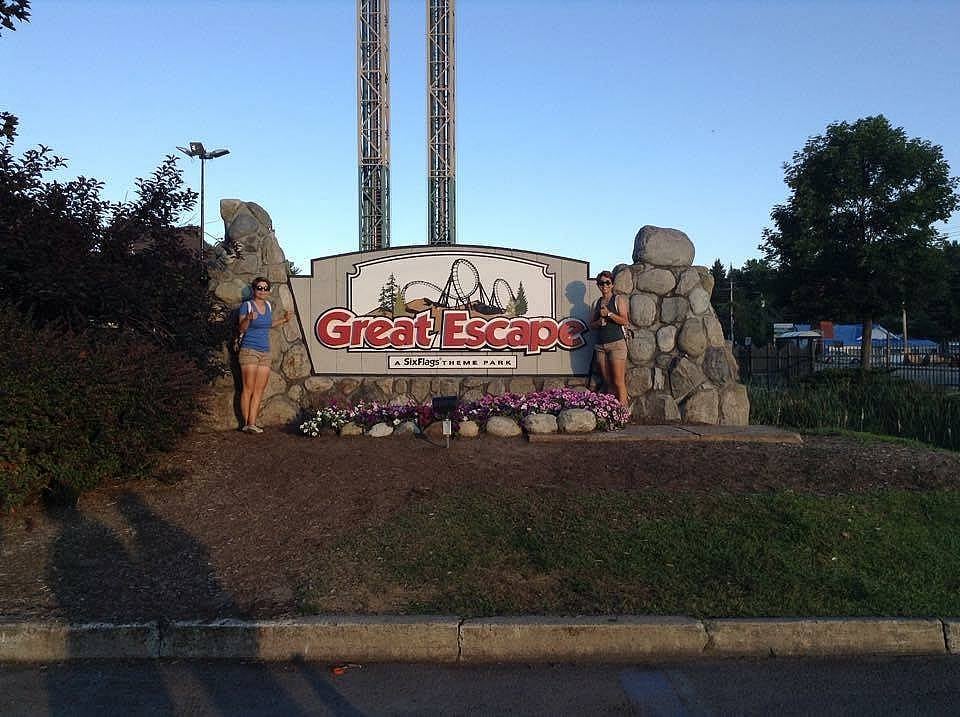 2. Her şeyi ikiz kardeşimle ayarlıyoruz ve valizimizi hazırlayıp arkamıza bakmadan gidiyoruz.