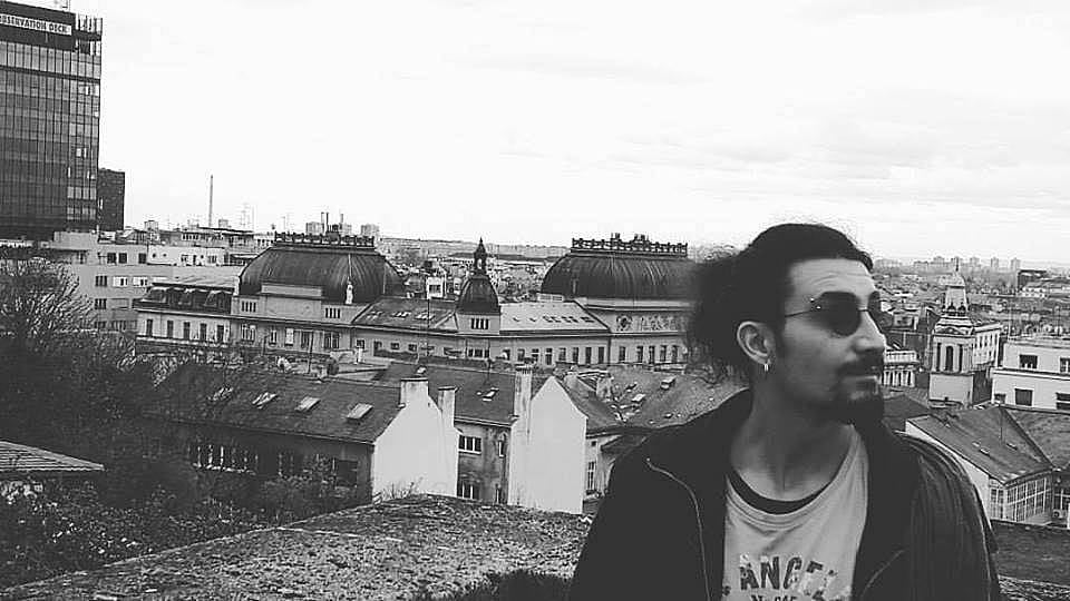 13. Abi ben uzaklara bakarken bi' fotoğrafımı çeker misin?