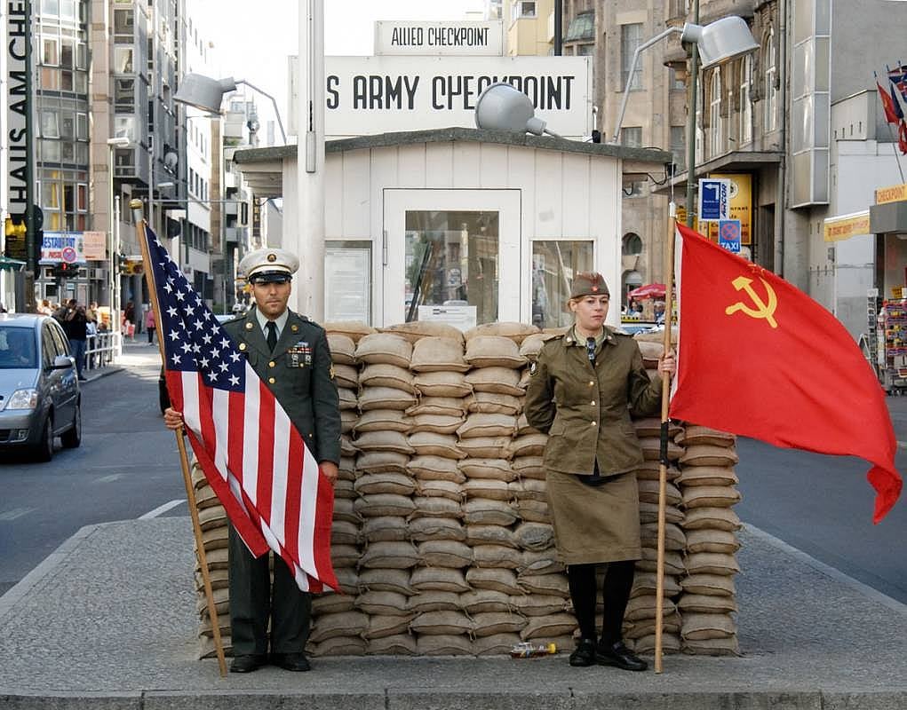 8. Çarli Kontrol Noktası ‘’Checkpoint Charlie’’