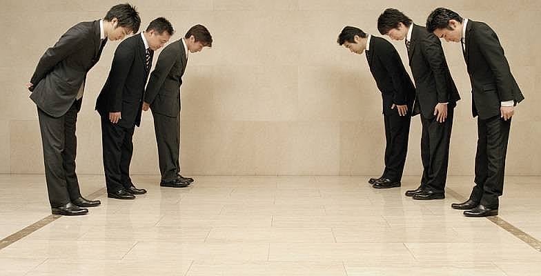 1. Gittiğiniz ülkede nasıl selam verilir mutlaka öğrenin.