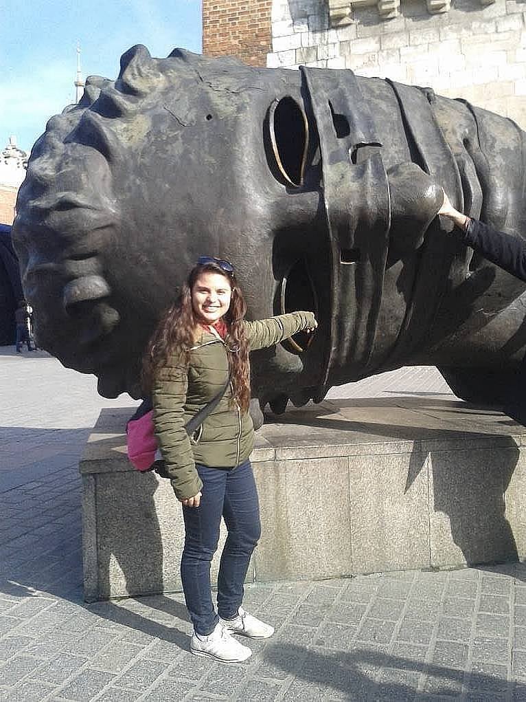 6. Başı kesik adam heykeli