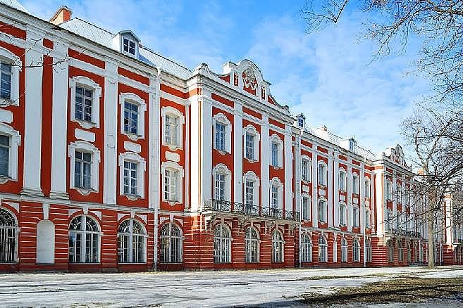 9. Rusya'nın en önemli eğitim merkezi St. Petersburg'dur.