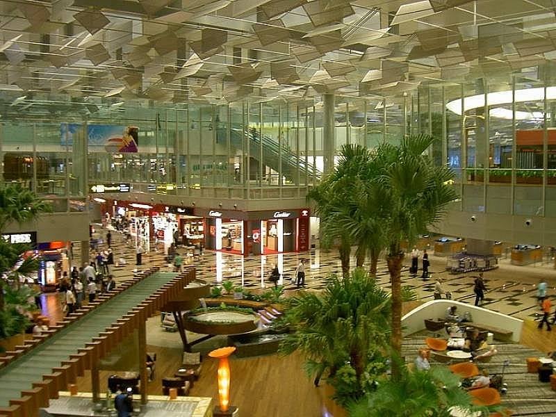 1. Daha uçaktan adımınızı attığınızda Changi Uluslararası Havalimanı'nda farklı bir dünyada hissedeceksiniz.