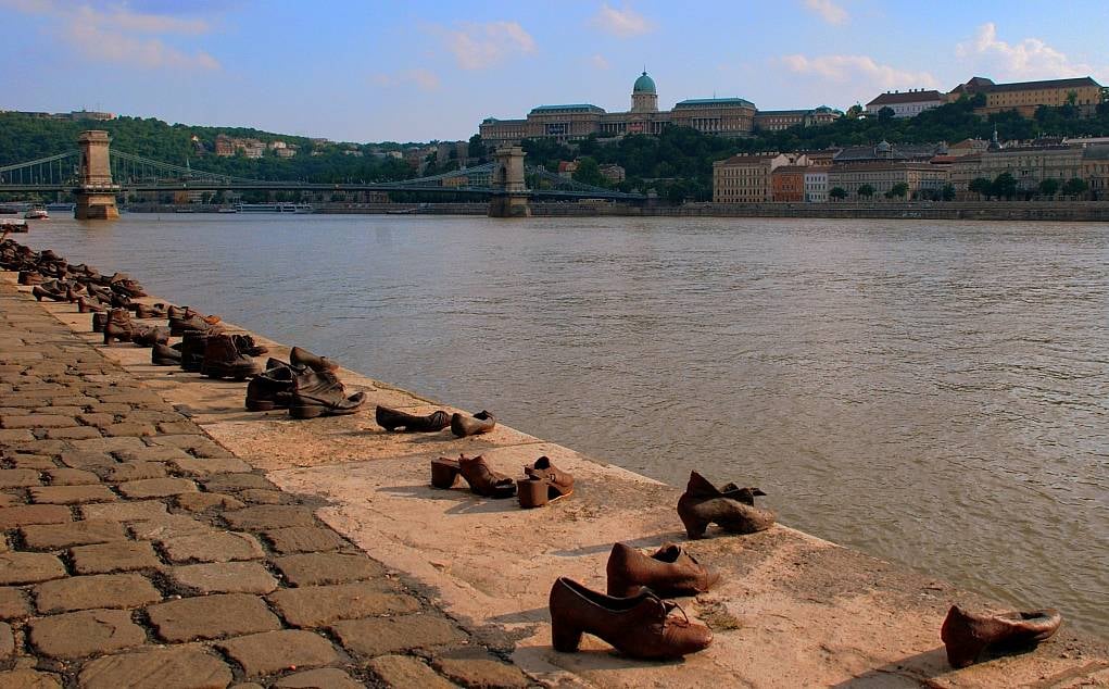 14. Tuna kıyısındaki ayakkabılar