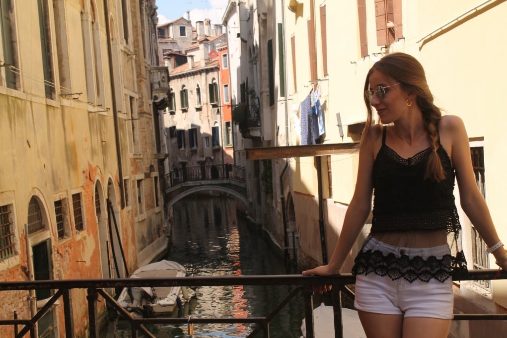 2. Rahat kıyafetler giyin.