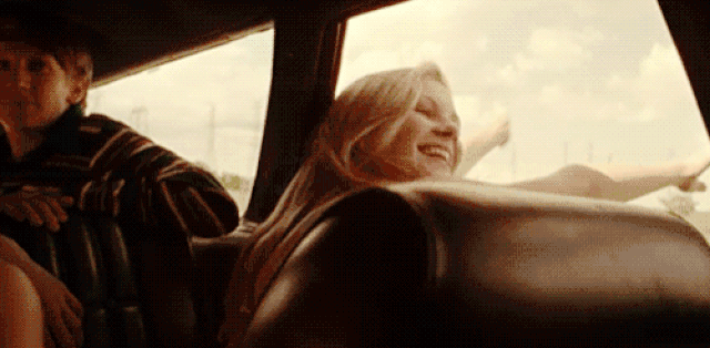 13. Daha çok gülümser, daha mutlu hissederler.