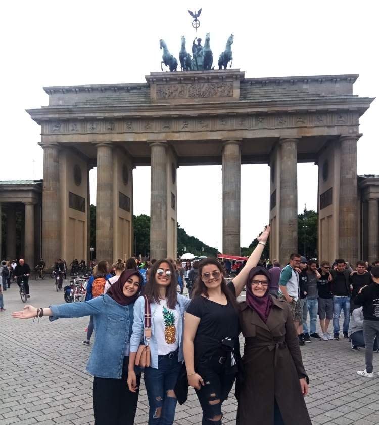 8. Resmi dili Almanca'dan çok Türkçe olan şehir : Berlin