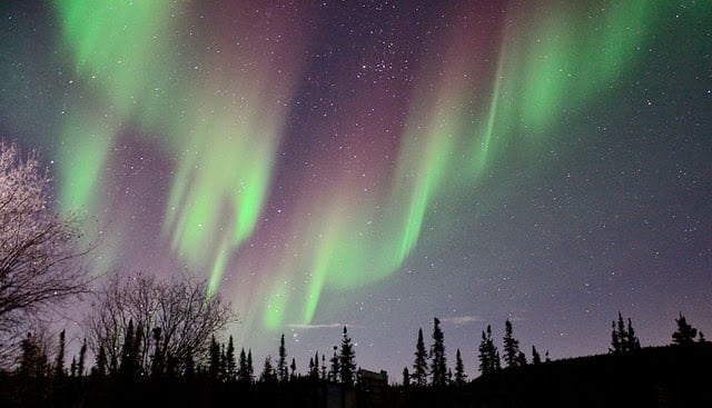 4. Alaska’nın beşte ikisi Kuzey Kutup dairesi içinde yer aldığından dolayı 6 ay gece, 6 ay gündüz yaşanır.