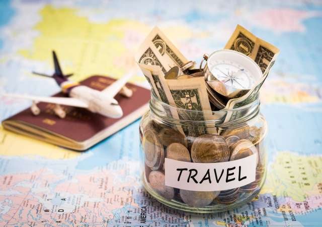 15. “Mutluluk gidilen yolun üzerindedir, yolun sonunda değil.” – Epiktetos