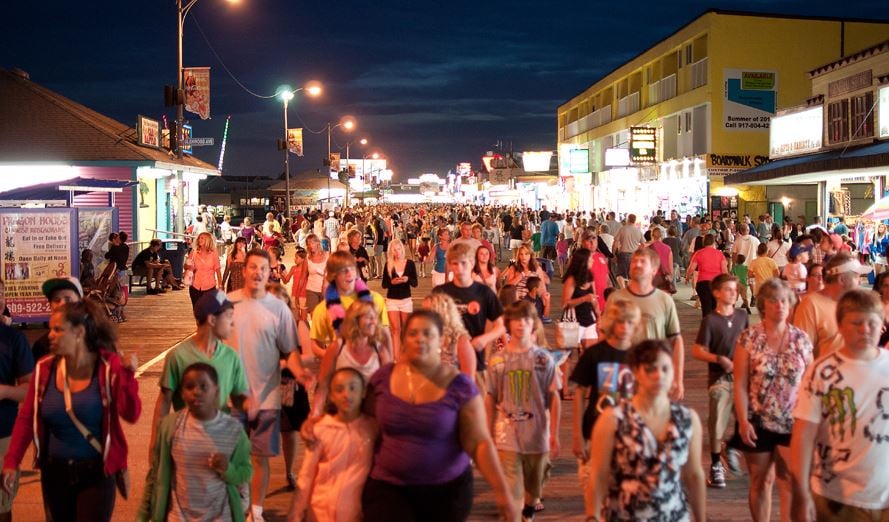 1. Turistik kasabada çalışarak çok kişi tanırsınız.