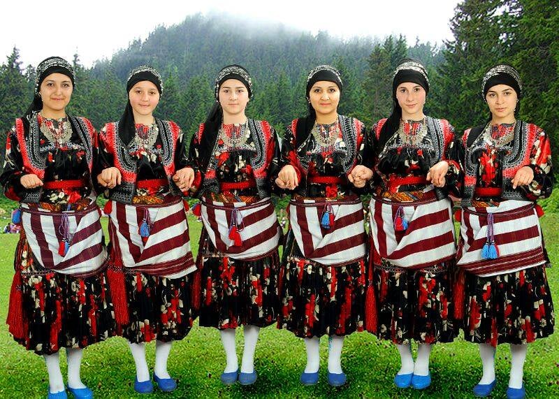 6. Halay, horon veya zeybek gibi Türk danslarından en az birini öğretin.