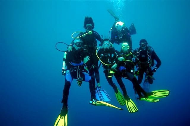 5. Su altı dalışı yapın.