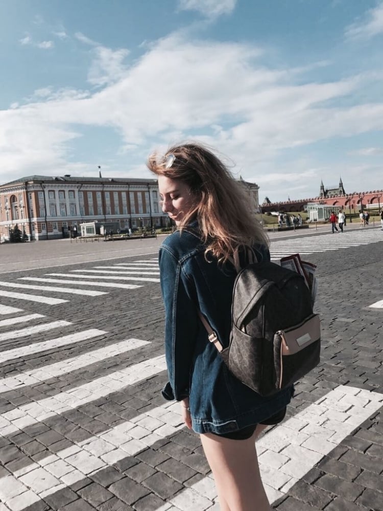 24. Dışarı çıkarken, sadece ihtiyacın olanı al.