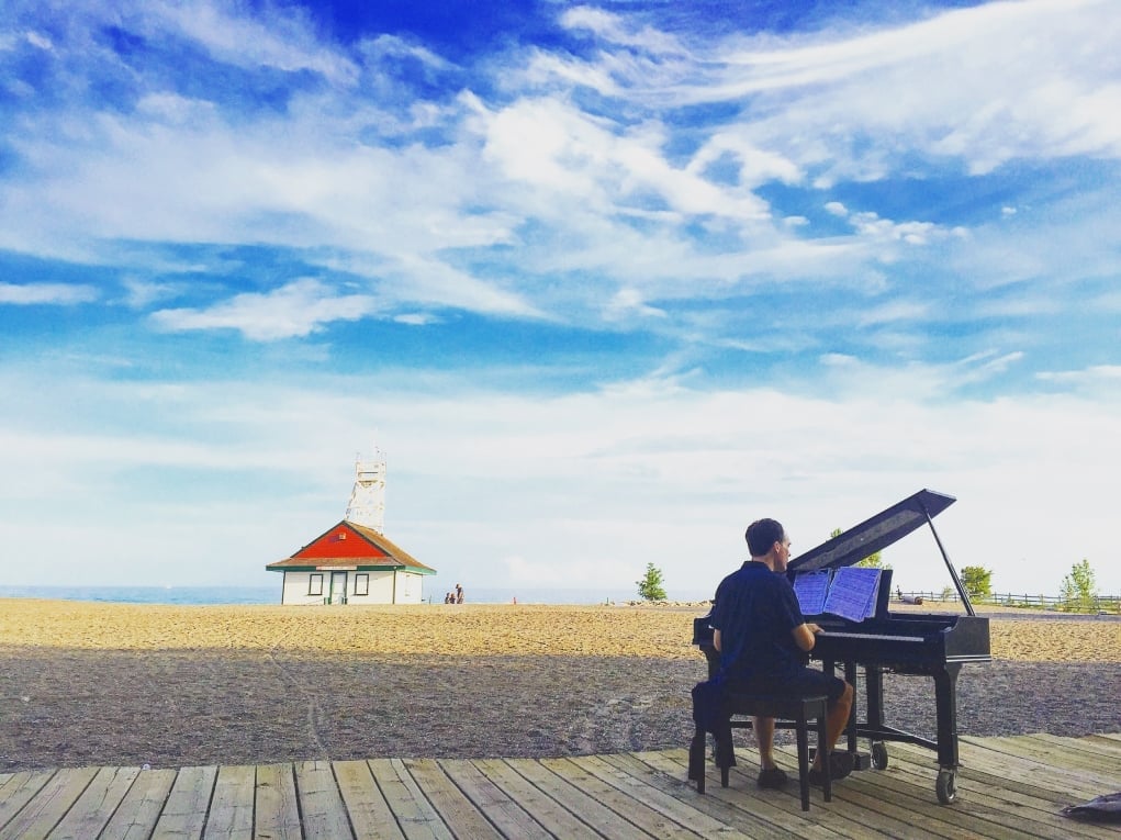 17. Canlı piyano resitali hem de sahil kenarında.