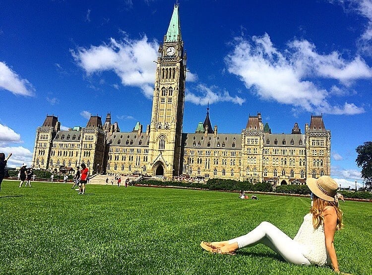 21. Kanada Parlamento Binası önünde bir Türk bayrağı.