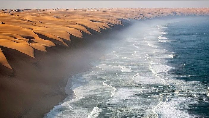 1. Namib Çölü'nün Atlantik Okyanusu'yla buluşma yeri - Swakop, Namibya