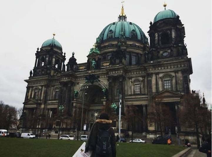 9. Eğer yurtdışında tanıdığınız biri varsa mutlaka yanına gidin.