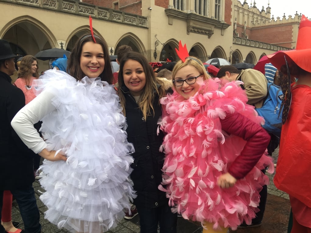 2. Bir cadde üzerinde bin bir kostüm, bin bir insan.