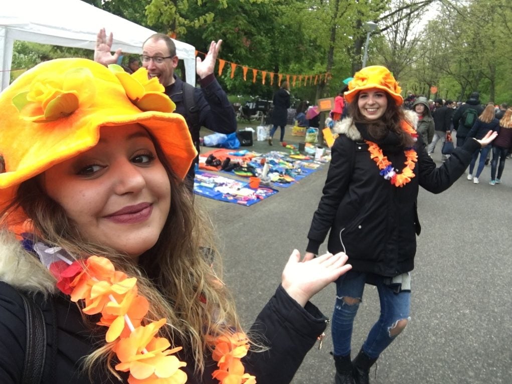 1. Herkes, her şey ve her yer turuncu.