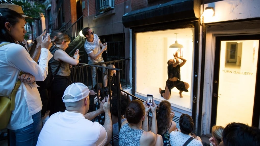 4. Sokaklarda turlayın ancak kalabalığı dikkatle süzmeyin.