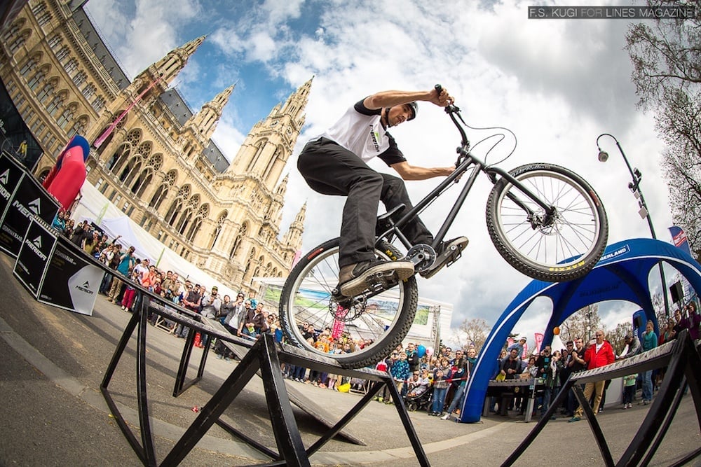 4. Bir platform fakat havada, karada, her yerde birçok renk bisiklet.