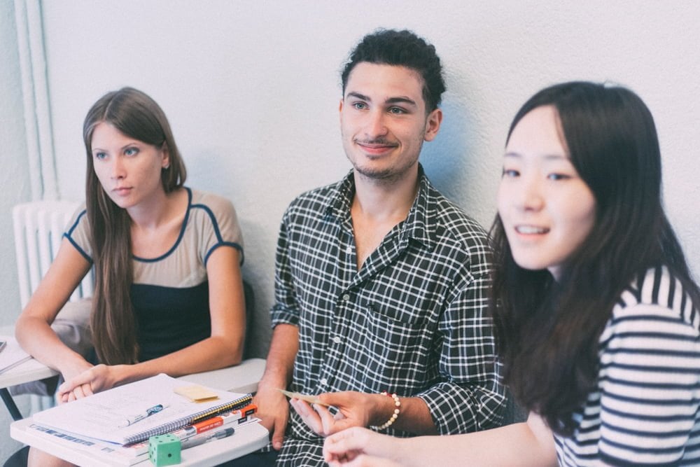 1. Bir İspanyolca kursuna kayıt olun.