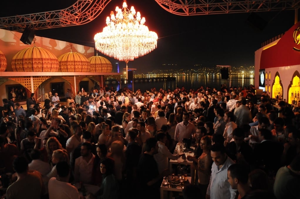 18. Eğlenecek bir yer arıyorsanız, orada yaşayan arkadaşlar edinerek en iyi mekanları keşfedin.