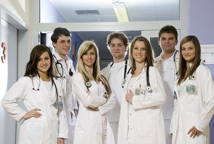 Charles Üniversitesi'nde Ücretsiz Tıp Eğitimi Hakkında Merak Ettiğiniz Her Şey
