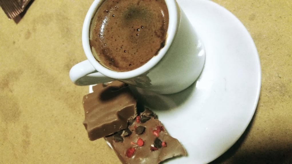 3. Israrla Türk kahvesini tattırır, fal bakar ve köpüğünü bol tutarsınız.