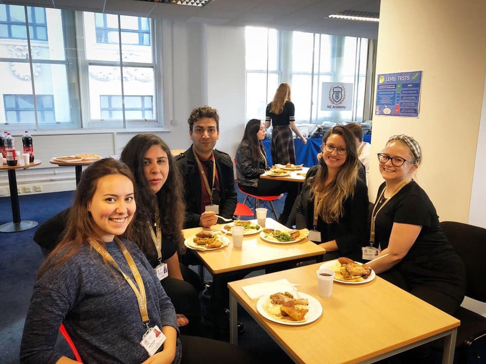 6. Az sayıda Türk öğrenci eğitim almaktadır.