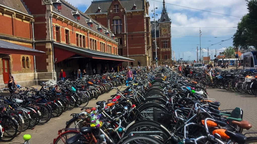 9. Başkent Amsterdam'da İnsandan Daha Çok Bisiklet Bulunmaktadır