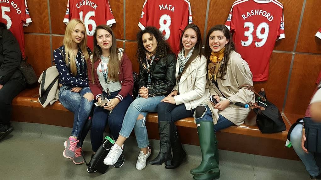 63. MU soyunma odasındayız.