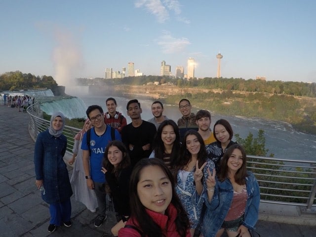 3. Her dilden, her dinden, her milletten arkadaşım oldu.