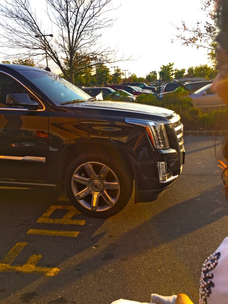 9. Senin için gelen Cadillac ile Walmart'a gidersin.