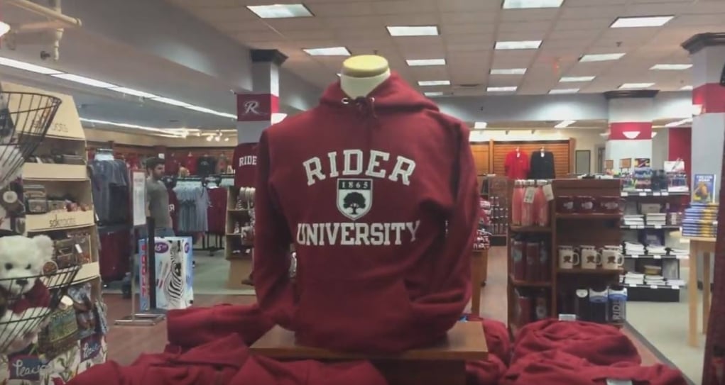 5. Üniversite mağazasına gidersin.