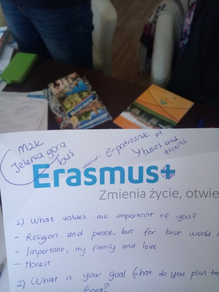 6. Erasmus öğrencilerine dersleri geçme konusunda yardımcı oluyorlar.