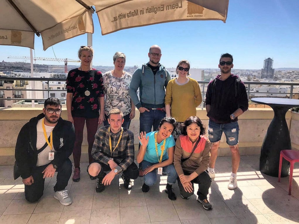 1. Ana dili İngilizce'dir.