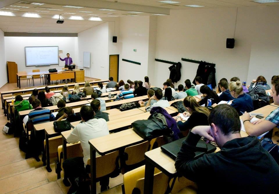 5. Eğitim dili İngilizce’dir. Çok sayıda ve çeşitte İngilizce hazırlık sınıfı bulunmaktadır.